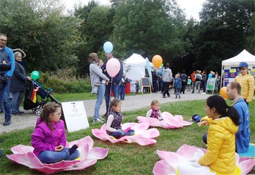 儿童节上,孩子们学炼法轮功