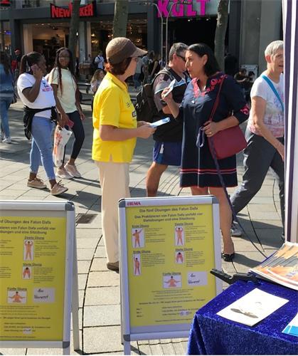 '图2~3:学员们正在向路人讲真相'