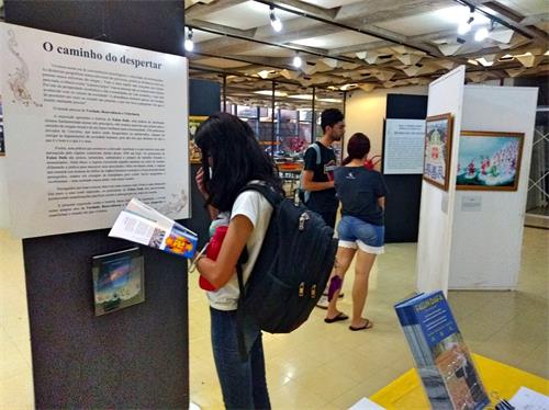 图1~3:近日,巴西法轮功学员在首都巴西利亚的巴西利亚公立大学举办为期两周的真善忍美展,吸引该校师生和教职工前来观看。