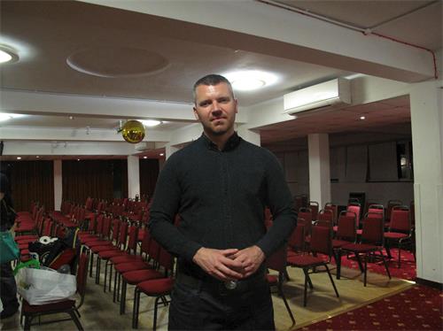 '图2:二零一九年九月十三日,波兰IPP机构伦敦协调人雅各布·吉尔(Jakub Gil)观看了《求救信》'