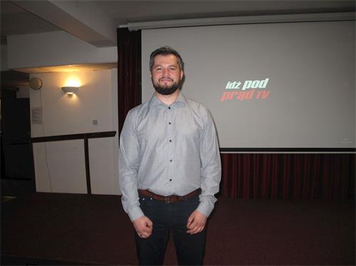 '图3:二零一九年九月十三日,汤姆克·斯库比斯(Tomek Skubis)观看了《求救信》'