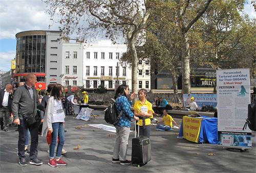 '图3~4:二零一九年九月一日,欧洲法轮功学员在莱斯特广场(Leicester Square)传播法轮功真相,吸引众多民众关注。'