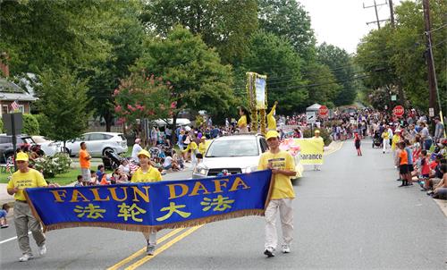 1~2:二零一九年九月二日是美国劳工节,法轮功学员参加了在邻近美国首都华盛顿的马里兰州肯辛顿(Kensington,MD)社区游行。
