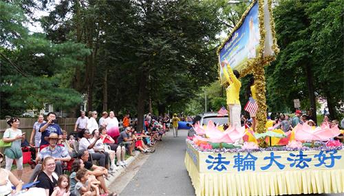 3~4:法轮功学员在花车上演示法轮功五套功法。