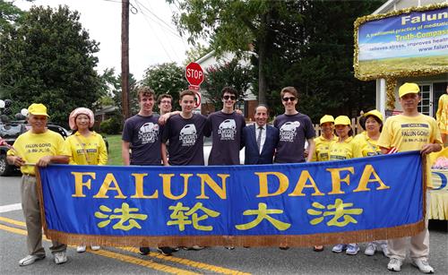 6:美国马里兰州联邦众议员拉斯金(Jamie Raskin)(左七)在游行终点处与法轮功学员合影。