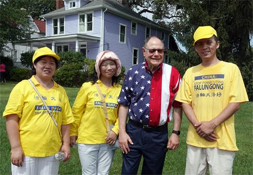 15:蒙哥马利郡议会副议长,前盖瑟斯堡市长希尼卡兹(Sidney Katz)与法轮功学员合影。