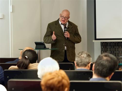 '图3:二零一九年九月十八日,在芬兰举行的研讨会上,资深调查记者伊森‧葛特曼(Ethan Gutmann)揭露中共活摘器官的罪行。'