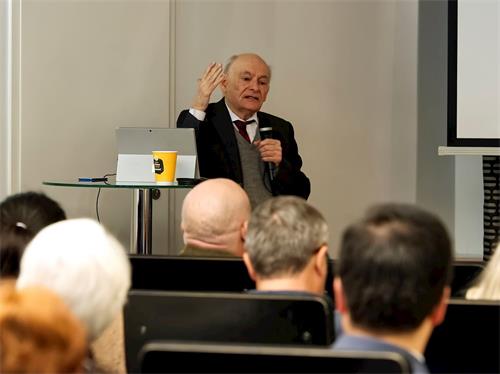 '图4:二零一九年九月十八日,在芬兰举行的研讨会上,著名人权律师大卫‧麦塔斯(David Matas)发言,揭露中共活摘器官的罪行。'