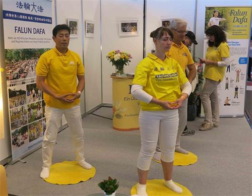 '图1~2:二零一九年九月十七日和十八日,法轮功学员在不来梅老年人健康展上介绍功法'