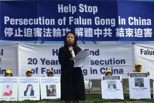 '图3:终止中共移植滥用国际联盟(ETAC)组织的发言人阮女士(Michelle Nguyen)在集会上发言。'