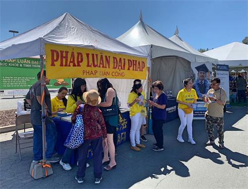 '图:二零一九年九月二十日至二十二日,旧金山湾区的越南裔法轮功学员在圣荷西越南裔社区庆中秋活动中设立展位,传播法轮功的真相。'