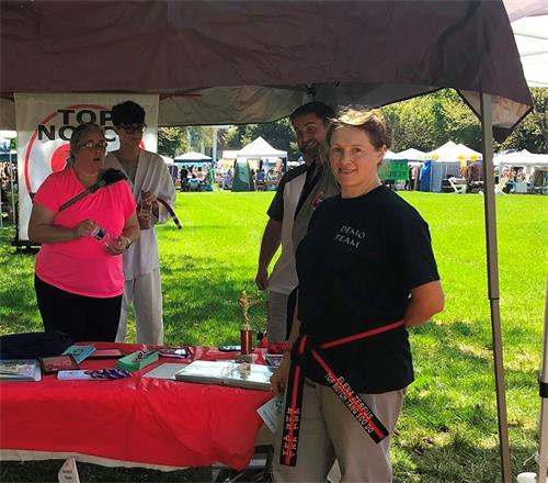 '图5:TOP NOTCH KARATE空手道馆的助理教练Elena对法轮功功法很感兴趣'