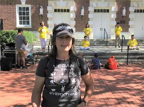 '图6:退休前在政府部门工作的Victoria Crompton在呼吁德拉华参议员提案立法制止中共迫害法轮功的请愿书上签名支持。'