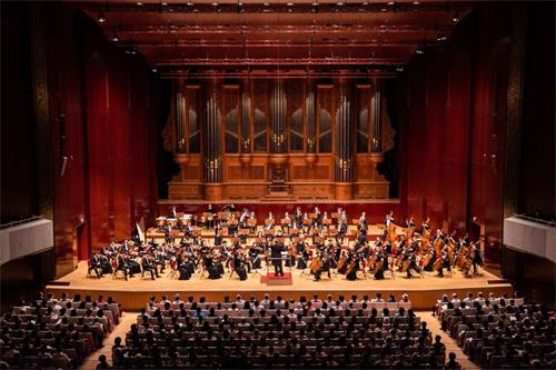 '图1:二零一九年九月二十三日,神韵交响乐团在台北国家音乐厅演出,爆满的观众频呼“安可”,掌声不断。'