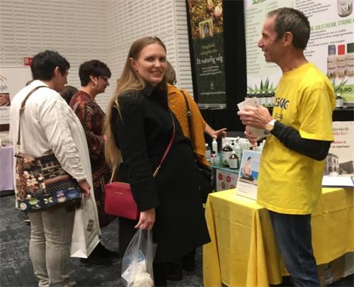 '图3:法轮功学员讲真相'