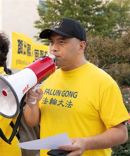 '图3:华盛顿DC法轮大法学会发言人林晓旭博士在集会上发言。'