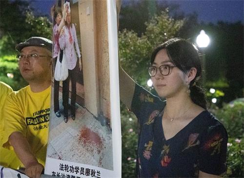 '图4:毕业于美国西北大学的杨子艺(右)从小修炼法轮功,她的家人在大陆因为坚持信仰被多次抓捕。'