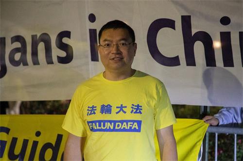 '图5:药剂师阮先生(Tung Tran)当晚特意从维吉尼亚州前来参加集会。'