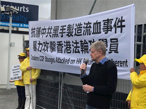 '图2:奥克兰公民权利委员会主席巴里·威尔森在集会上演讲。'