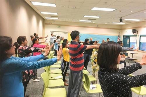 '图1:人们在认真学炼法轮功功法'