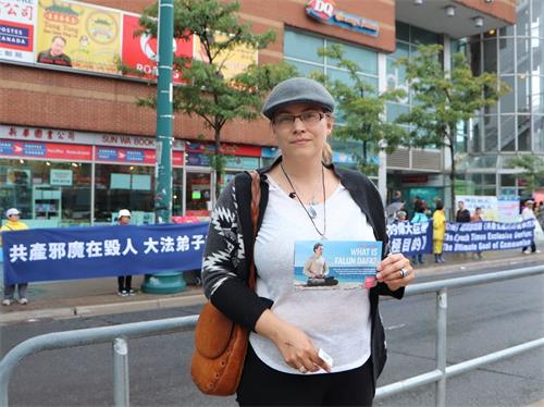 '图6:在市中心某媒体公司工作的娜塔莉(Natalie)支持法轮功学员的反迫害。'