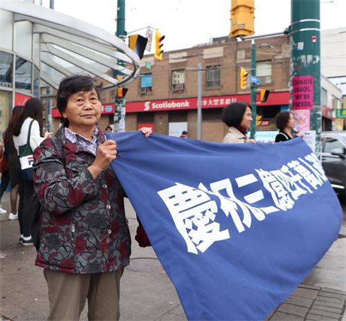 '图7:每天到多伦多各景点讲真相劝三退的法轮功学员赵玉平。'
