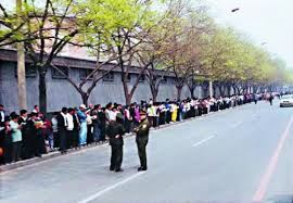 '“四·二五”和平上访现场:静静的上访群众和悠闲的警察,看不出任何“围攻”的气氛,却被江泽民诬陷成“围攻中南海”'
