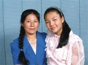 '陈英(右)和妈妈'