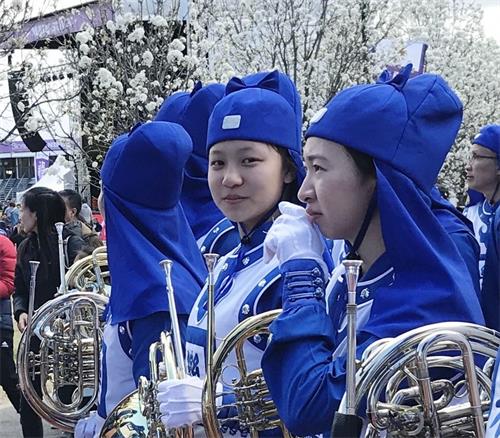 '图5:天国乐团成员、中学生宇清(左)。'