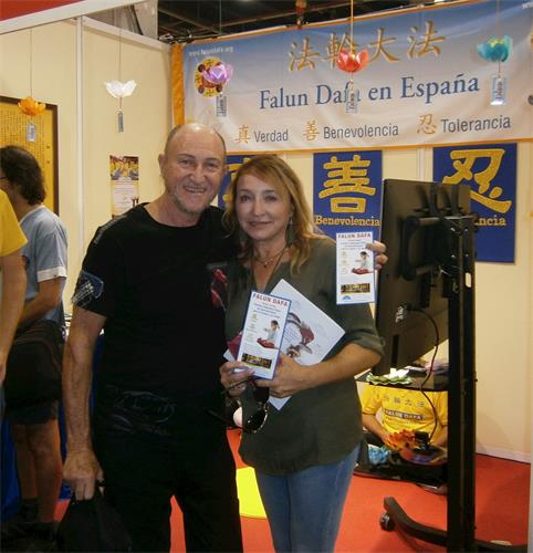 '图3:Luis先生和太太想要学炼法轮功。'