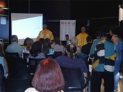 '图4:法轮功学员在会展的临时会议厅里举办讲座,介绍功法。'