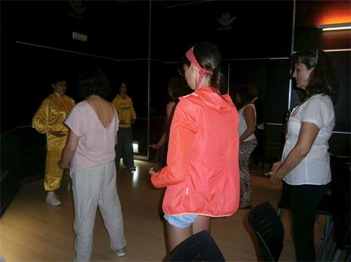 '图5:法轮功学员举办功法介绍讲座时,现场教功。'