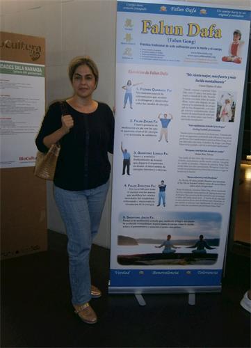 '图6:Helena女士尝试法轮功功法后,感觉很舒服。'