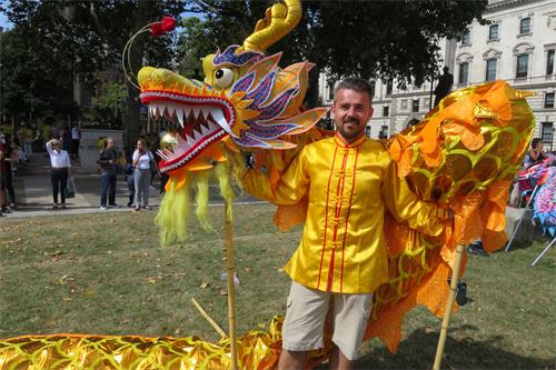 图2:托玛克‧科瓦利斯基(Tomek Kowalski)是舞龙队的成员。