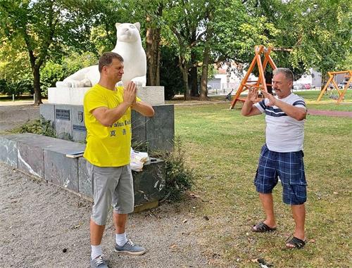 '图3:布兰科(Branko,右)先生两天都来学炼法轮功功法。'