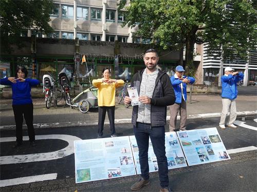 '图6:萨亨(Sahen)看着学员展示功法,他说:“我感受到很强大的能量。”'