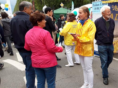 '图2~3:民众跟法轮功学员交谈'
