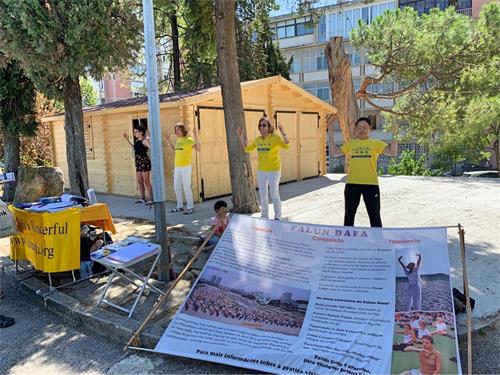 '图1:二零一九年九月六日至八日,葡萄牙法轮功学员在里斯本举办展览会期间,也设立了展位,传播法轮功的真相。图中的法轮功学员正在演示功法。'