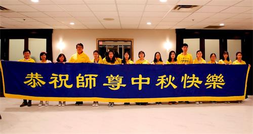 '图2:多伦多青年组的法轮功学员恭祝师父中秋节快乐!'
