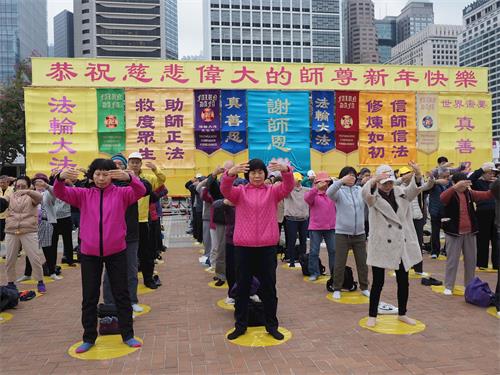 '图4~6:法轮功学员集体炼功。'