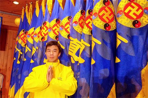 '图7:纽约旗阵学员雷声感恩,“大法让我出淤泥而不染”。'