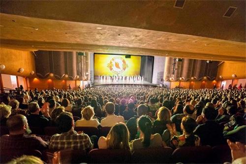 '图3:二零二零一月十一日和十二日,神韵环球艺术团重返加州圣荷西表演艺术中心(San Jose Center for the Performing Arts)上演三场演出。场场爆满。图为一月十一日演出爆满的盛况。'