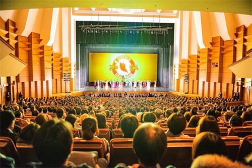 '图5:二零二零年一月十日至十一日,美国神韵纽约艺术团在日本东京的文京市民音乐厅(TOKYO Bunkyo Civic Hall)的三场演出,票房售罄。神韵以超凡脱俗的音乐和舞蹈,向观众传递“善的力量”、传递博大精深的传统道德价值观,内敛含蓄的日本观众一次次深受感动,最后在掌声雷动中,亮丽落幕。'