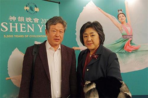 '图12:二零二零年一月十日晚,日本的大东文化大学法学教授、法科大学院・研究科长南隅基秀(Nanguu Motohide)观赏了神韵纽约艺术团在日本首都东京的文京市民音乐厅(TOKYO Bunkyo Civic Hall)的首场演出,表示敬佩法轮大法修炼人,并向神韵艺术家表达敬意。'