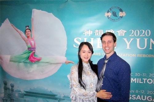 '图13:二零二零年一月九日晚上,神韵世界艺术团在加拿大密西沙加表演艺术中心(MISSISSAUGA Living Arts Centre)上演了第二场演出。六年前刚到加拿大就听朋友介绍过神韵的王女士,终于如愿观赏到演出。'
