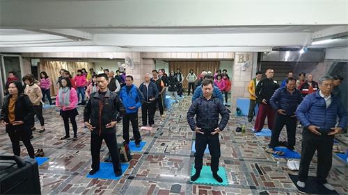 '图2:部份法轮功辅导员在云林西螺川田府邸集体晨炼。'