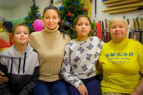 '图5:妮娜·尼古拉耶夫娜·克里莫娃(Nina Nikolaevna Klimova)带着女儿、孙女和孙子一起前来参加圣彼得堡的集体学法'