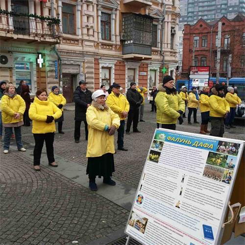 '图1:第涅伯市弘法活动,集体炼功'