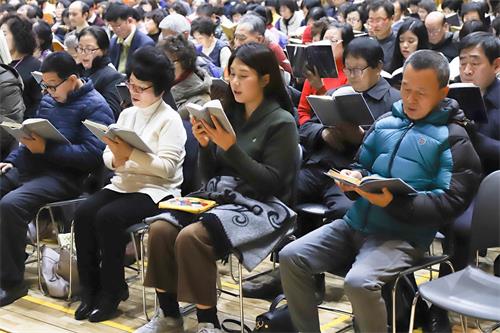 '图3~4:一月五日,法轮功学员在首尔市政府大楼内进行了集体学法和交流活动。'
