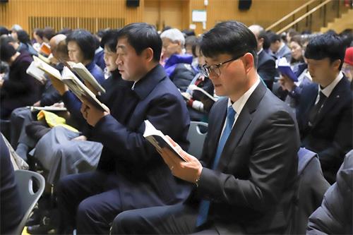 '图5~9:一月十二日,法轮功学员在首尔市政府大楼内进行了集体学法和交流活动。'